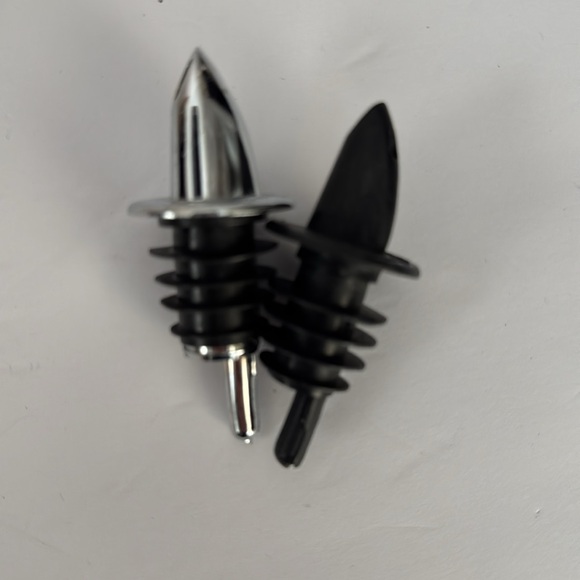 Lot of 6 Bottle Stoppers & Pourers Olivia Riegel Pineapple and Mud Pie Chef - Picture 5 of 6